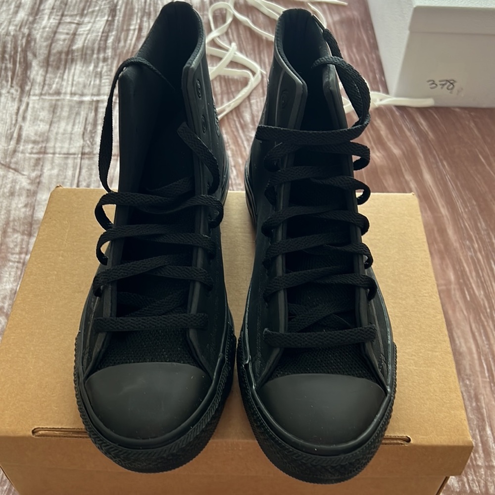 Chuck Taylor All Star Classic UNISEX HIGH TOP SHOE     size 10 -Black